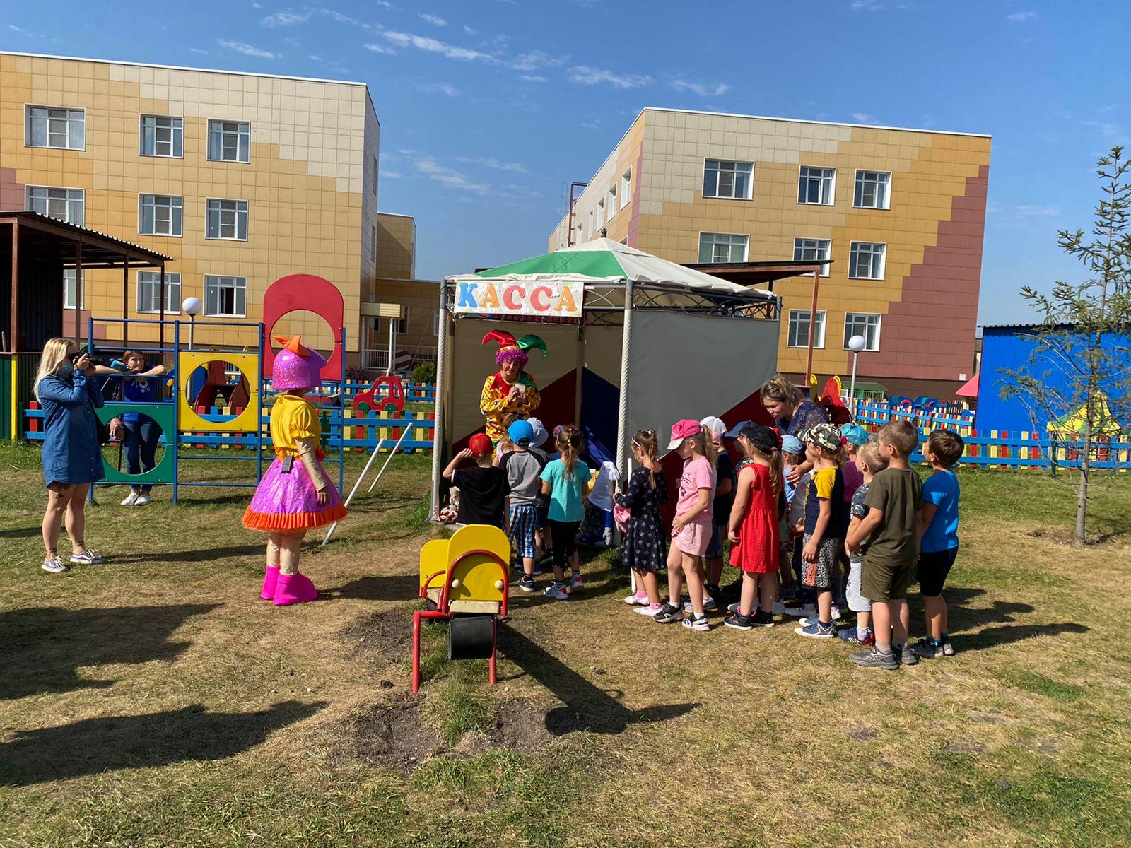Фото Праздничную сцену открыли в детском саду в Ленинском районе Новосибирска 2